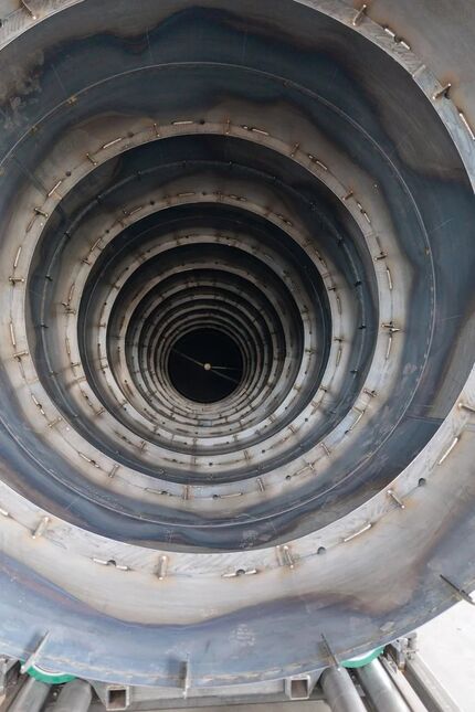 Produktion des Rekord-Speichers mit 320 m3 Nutzinhalt, 25 m Höhe, 4.1 m Durchmesser und 25 t Leergewicht.